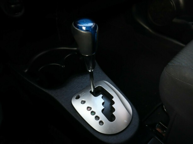 toyota-yaris-elektrisitetbensin-2012-big-13