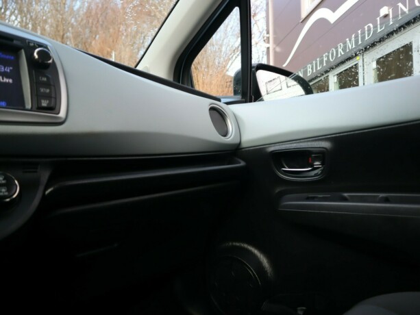 toyota-yaris-elektrisitetbensin-2012-big-14