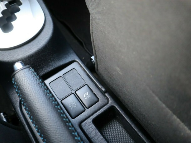 toyota-yaris-elektrisitetbensin-2012-big-16