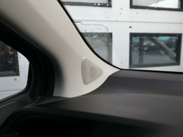 toyota-yaris-elektrisitetbensin-2012-big-15