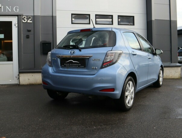toyota-yaris-elektrisitetbensin-2012-big-3