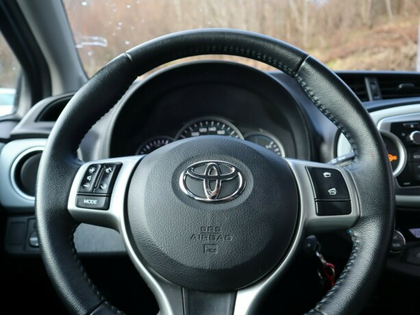 toyota-yaris-elektrisitetbensin-2012-big-12