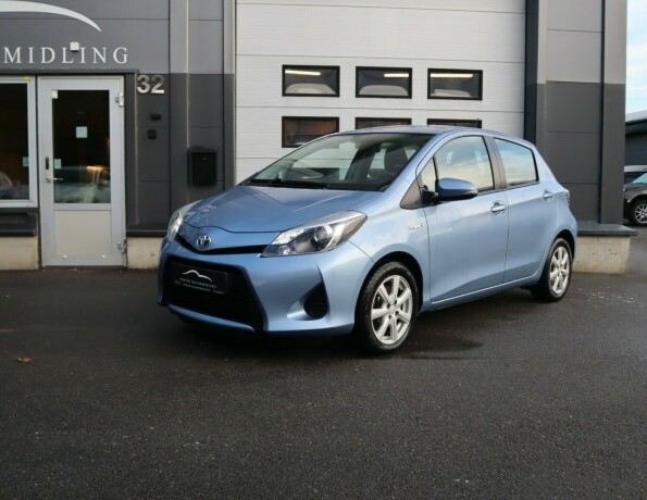 toyota-yaris-elektrisitetbensin-2012-big-0