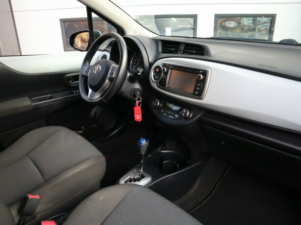 toyota-yaris-elektrisitetbensin-2012-big-10