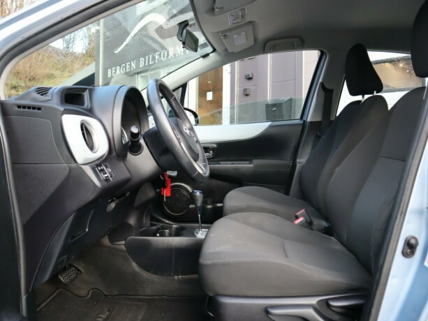 toyota-yaris-elektrisitetbensin-2012-big-6