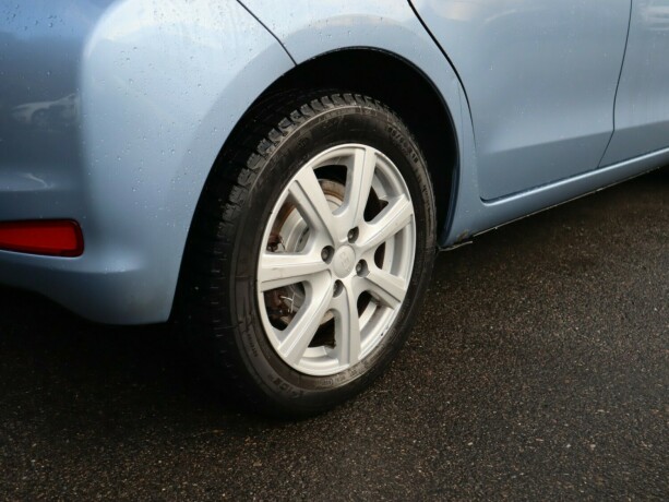 toyota-yaris-elektrisitetbensin-2012-big-19