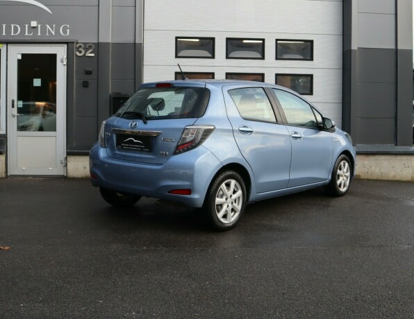 toyota-yaris-elektrisitetbensin-2012-big-1