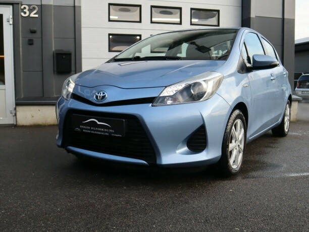 toyota-yaris-elektrisitetbensin-2012-big-2