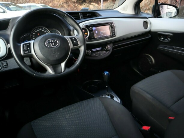 toyota-yaris-elektrisitetbensin-2012-big-7
