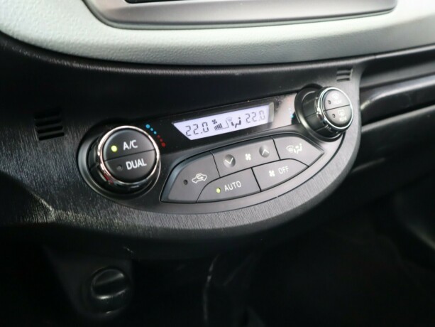 toyota-yaris-elektrisitetbensin-2012-big-17