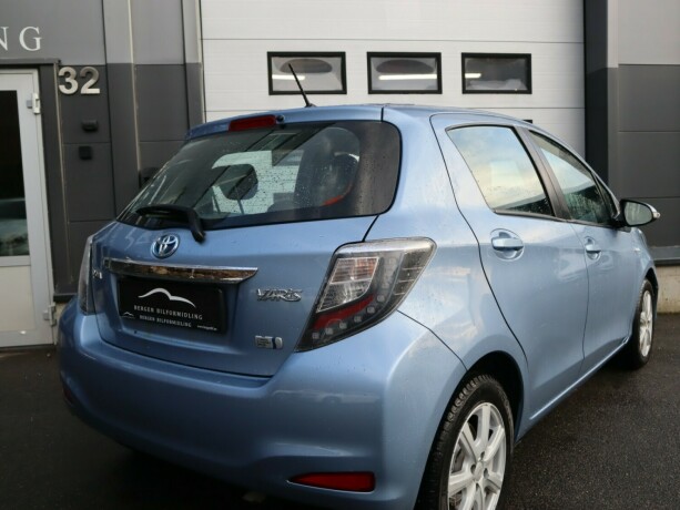toyota-yaris-elektrisitetbensin-2012-big-5