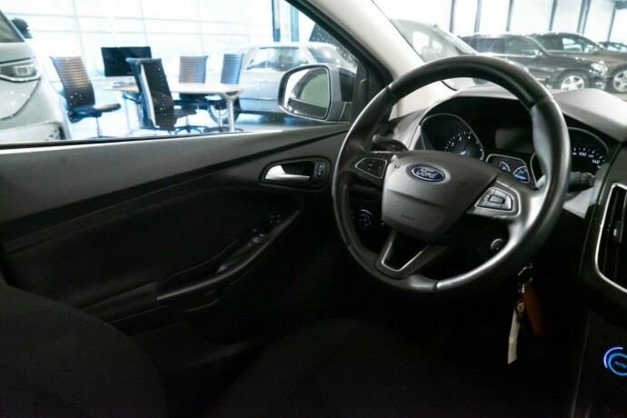 ford-focus-bensin-2016-big-10