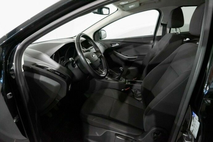 ford-focus-bensin-2016-big-7