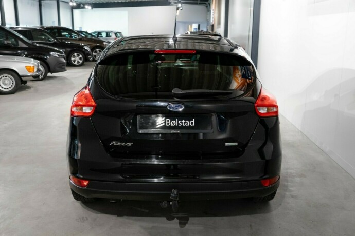 ford-focus-bensin-2016-big-4