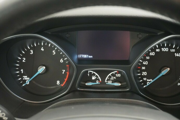 ford-focus-bensin-2016-big-13