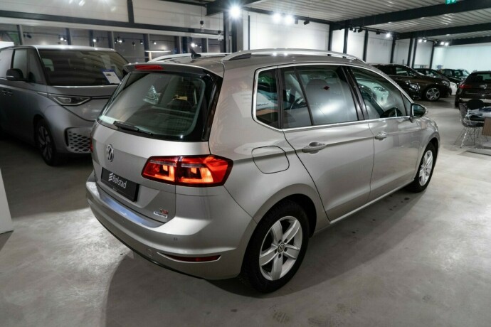 volkswagen-golf-sportsvan-bensin-2017-big-3