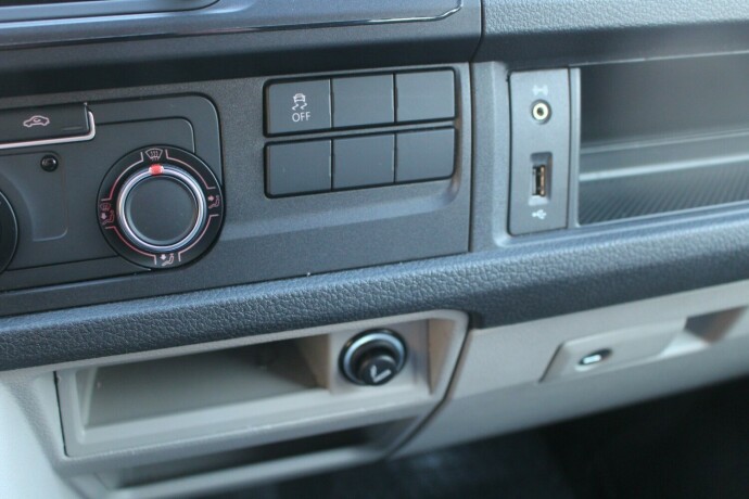 volkswagen-transporter-diesel-2019-big-18