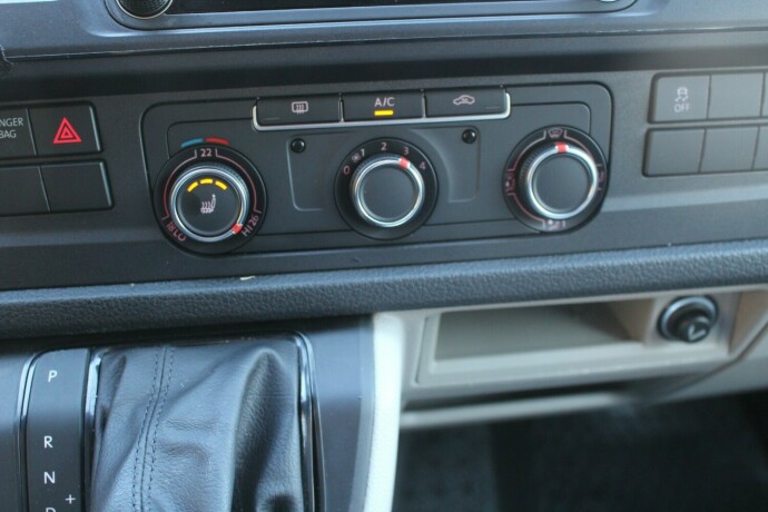 volkswagen-transporter-diesel-2019-big-17