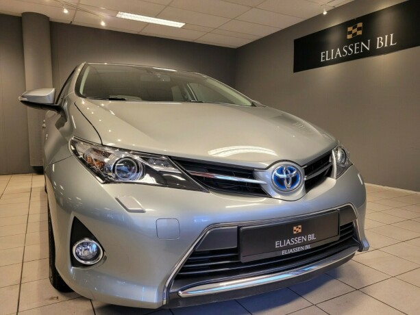 toyota-auris-elektrisitetbensin-2015-big-10