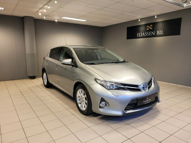 toyota-auris-elektrisitetbensin-2015-big-11