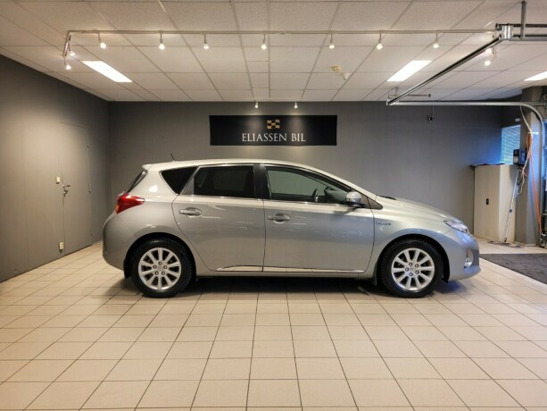 toyota-auris-elektrisitetbensin-2015-big-4