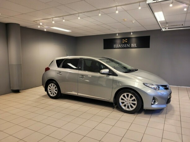 toyota-auris-elektrisitetbensin-2015-big-3