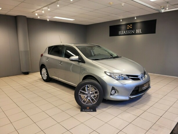 toyota-auris-elektrisitetbensin-2015-big-0