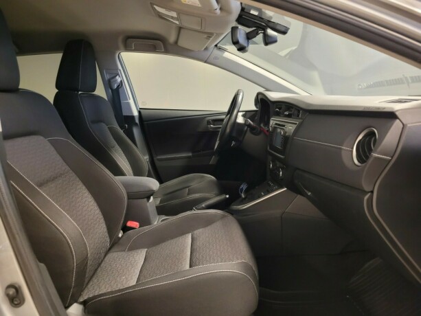 toyota-auris-elektrisitetbensin-2015-big-12