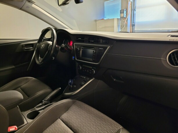 toyota-auris-elektrisitetbensin-2015-big-14