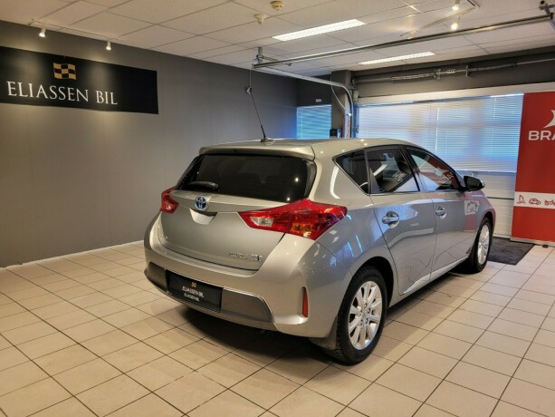 toyota-auris-elektrisitetbensin-2015-big-6