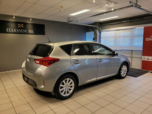 toyota-auris-elektrisitetbensin-2015-big-5