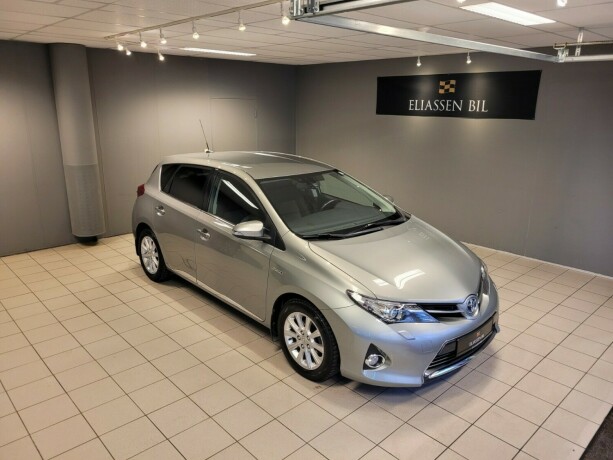 toyota-auris-elektrisitetbensin-2015-big-2