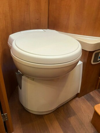 carthago-chic-c-line-i-49-2-enkle-senger-senkeseng-alde-2-x-aircondition-inverter-solcelle-diesel-2015-big-69