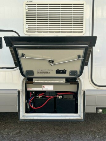 carthago-chic-c-line-i-49-2-enkle-senger-senkeseng-alde-2-x-aircondition-inverter-solcelle-diesel-2015-big-9