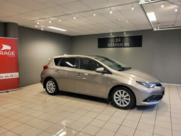 toyota-auris-elektrisitetbensin-2016-big-3