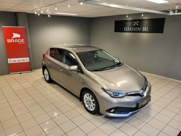 toyota-auris-elektrisitetbensin-2016-big-2