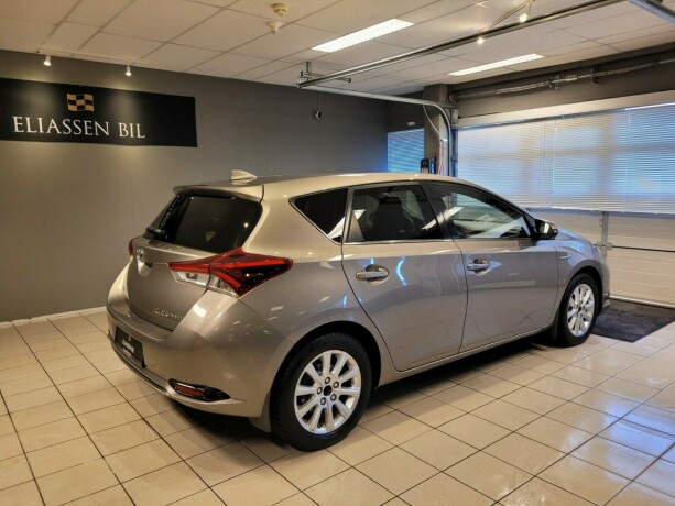 toyota-auris-elektrisitetbensin-2016-big-5