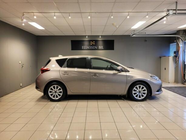 toyota-auris-elektrisitetbensin-2016-big-4