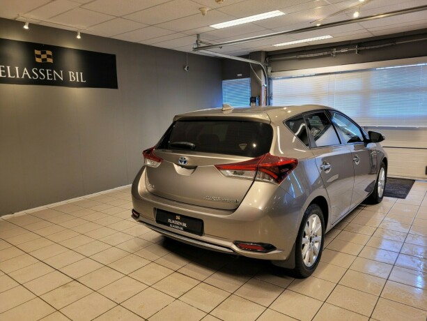 toyota-auris-elektrisitetbensin-2016-big-6