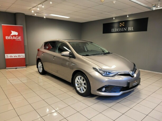 toyota-auris-elektrisitetbensin-2016-big-1