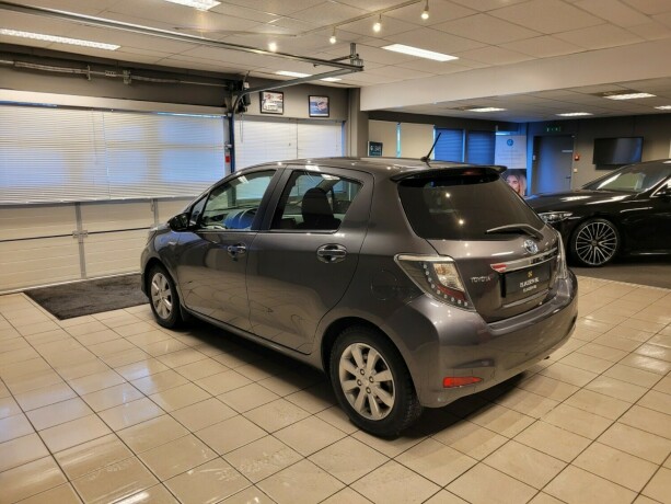 toyota-yaris-elektrisitetbensin-2014-big-6