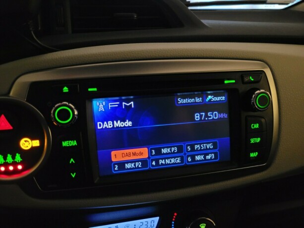 toyota-yaris-elektrisitetbensin-2014-big-24