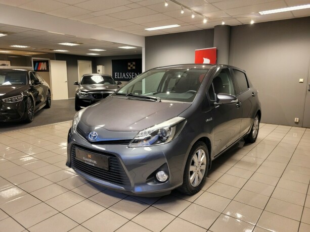 toyota-yaris-elektrisitetbensin-2014-big-8