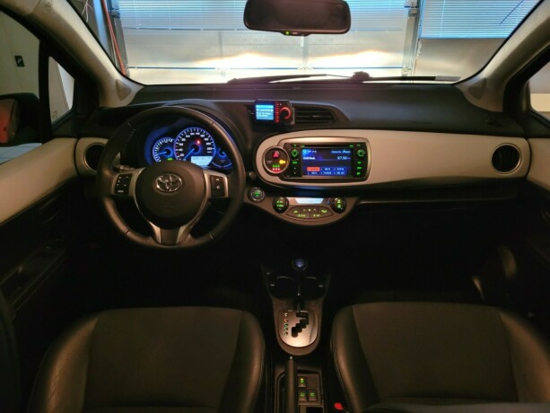 toyota-yaris-elektrisitetbensin-2014-big-26
