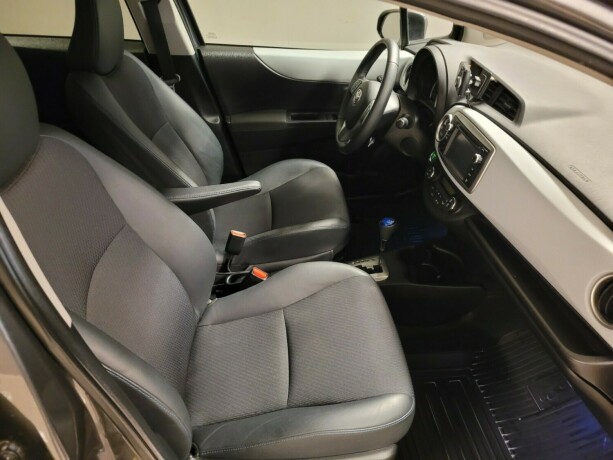 toyota-yaris-elektrisitetbensin-2014-big-15