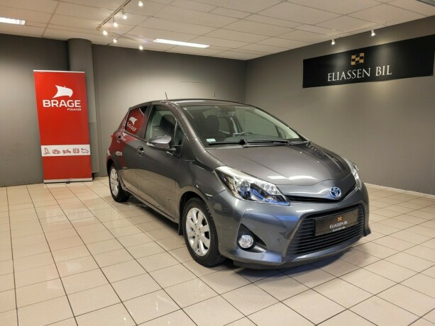 toyota-yaris-elektrisitetbensin-2014-big-10