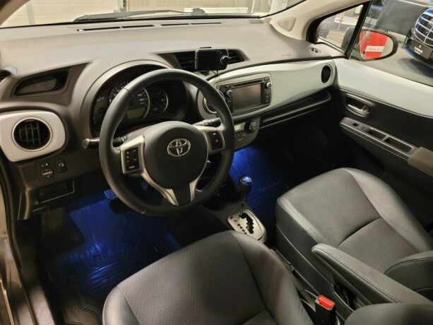 toyota-yaris-elektrisitetbensin-2014-big-20