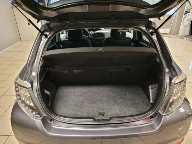 toyota-yaris-elektrisitetbensin-2014-big-18