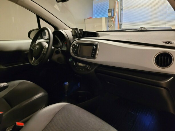 toyota-yaris-elektrisitetbensin-2014-big-13