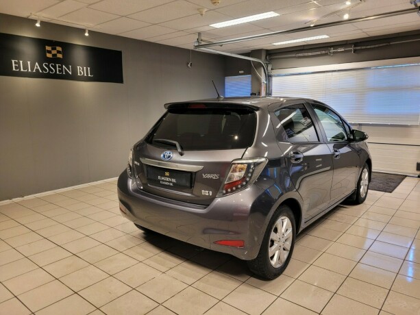 toyota-yaris-elektrisitetbensin-2014-big-5